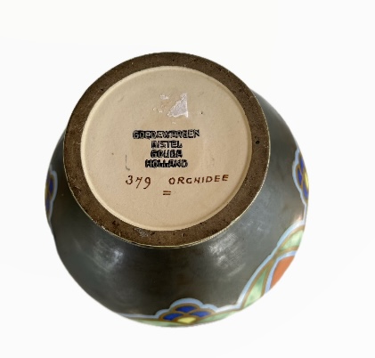 Goedewaagen Distel Gouda Vase Holland pattern Orchidee in vibrabt colours